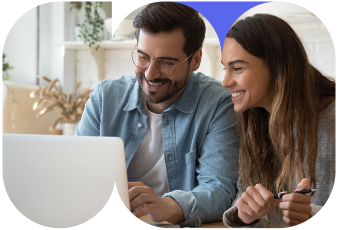 Immagine di due persone sorridenti davanti al computer